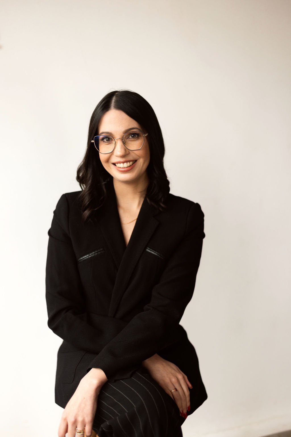 Dra. Laiza Tabisz, endocrinologista e metabologista, de blazer preto e óculos